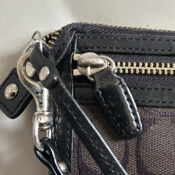 Pre owned Black/Brown Signature “C” Coach Wristlet-Great Condition - Picture 6 of 13